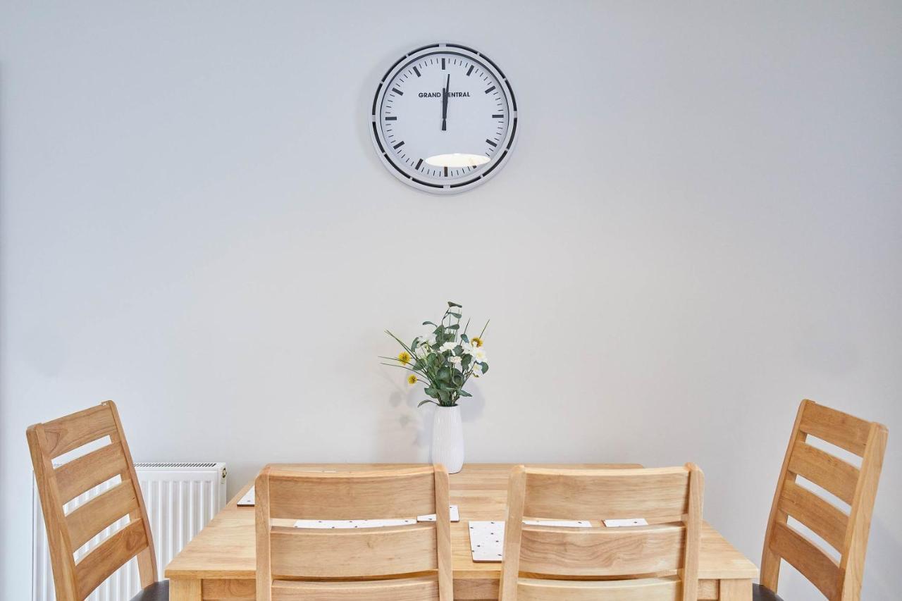 Host & - Aynsley Mews